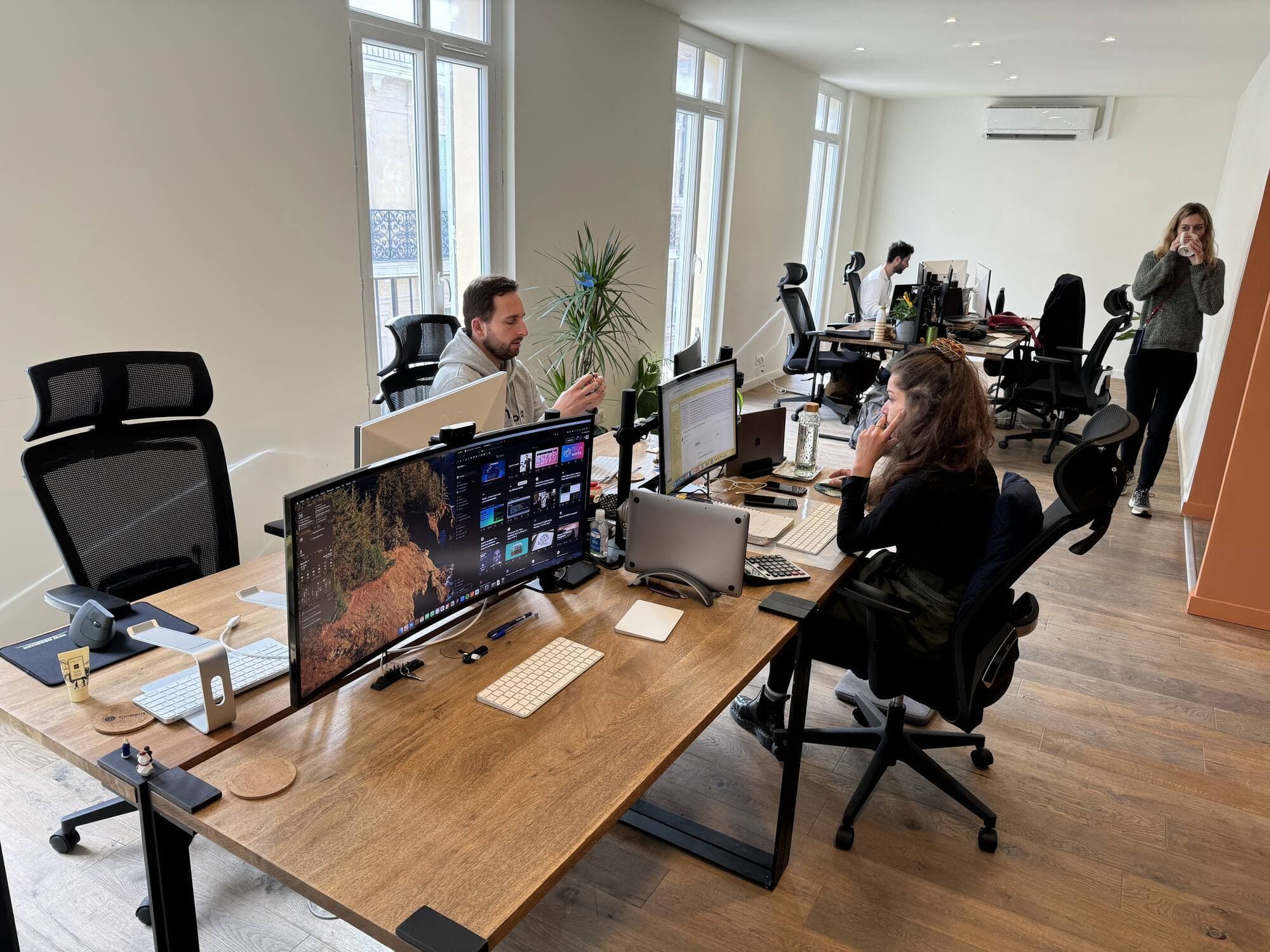 Open space lumineux du cowork de Qraft